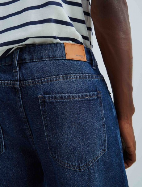 PANTALÓN DE JEAN MODELO RECTO AZUL
