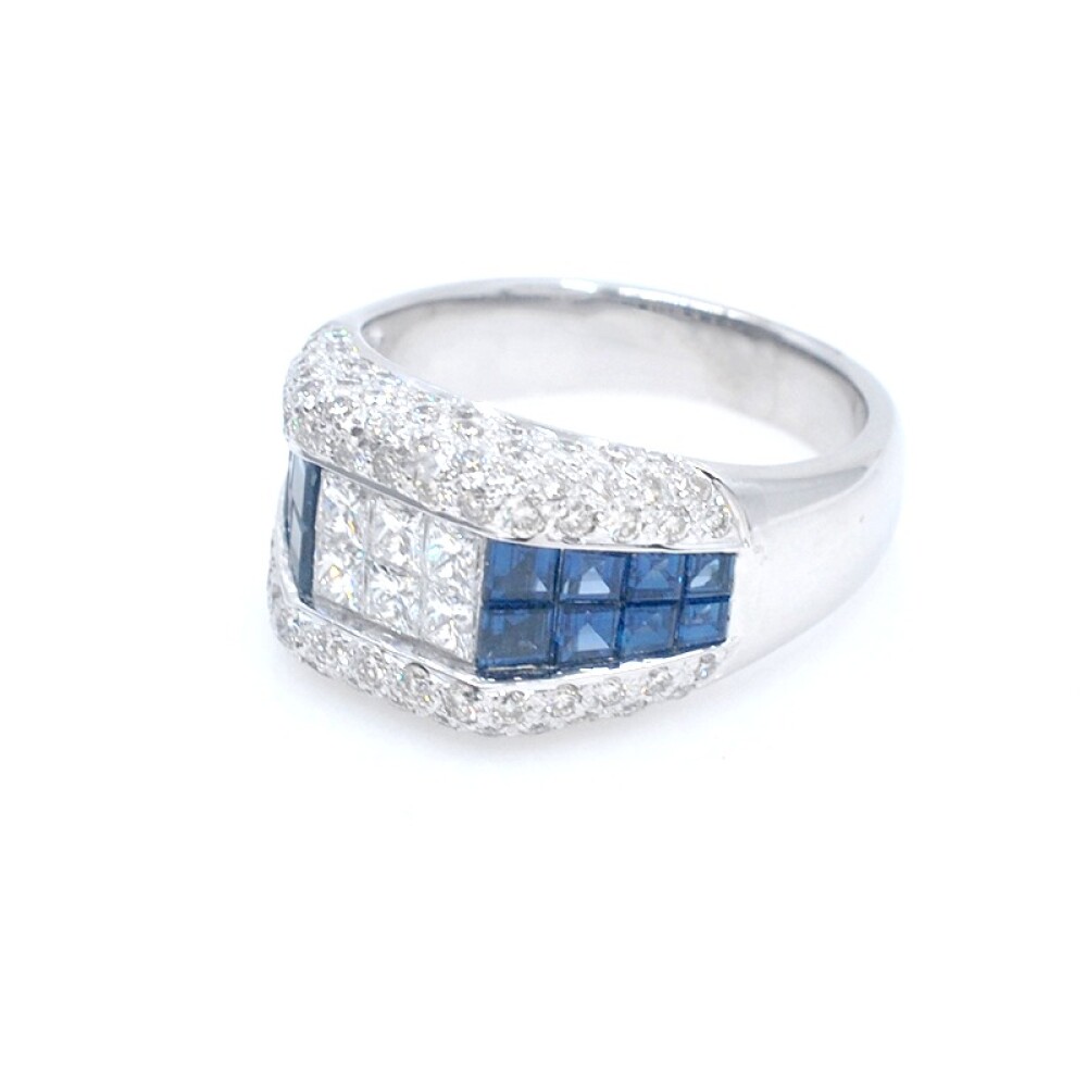 Anillo en oro 18k blanco, brillantes y zafiro carré. Anillo en oro 18k blanco, brillantes y zafiro carré.