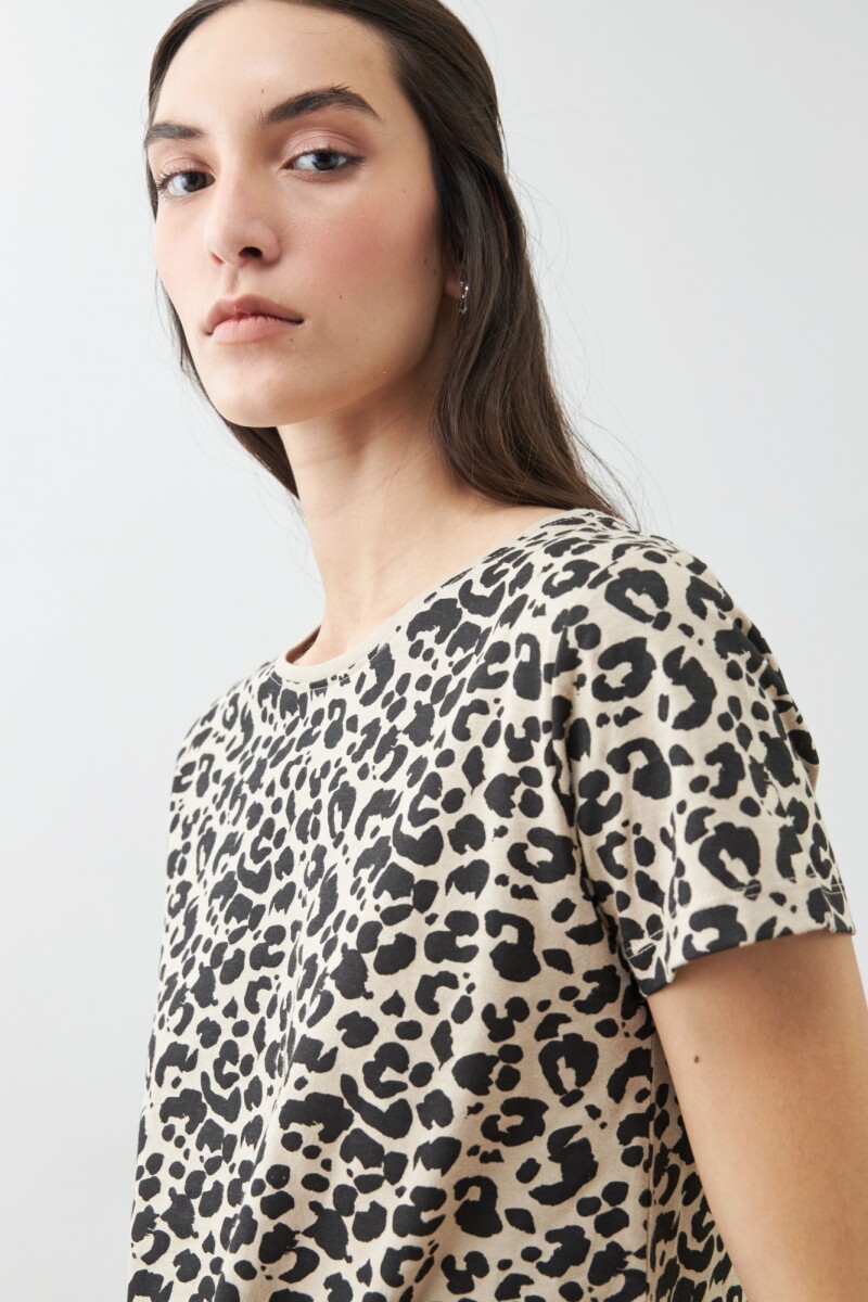 Remera escote a la base animal print tostado