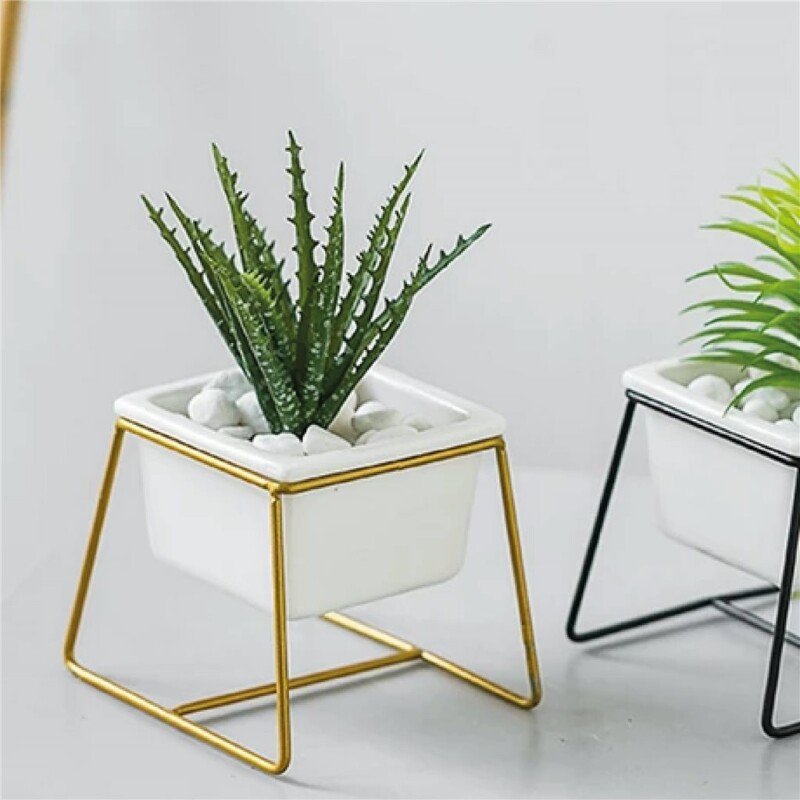 MACETA CERAMICA RECT. C/BASE 8x8x9CM BLANCO/DORADO MACETA CERAMICA RECT. C/BASE 8x8x9CM BLANCO/DORADO
