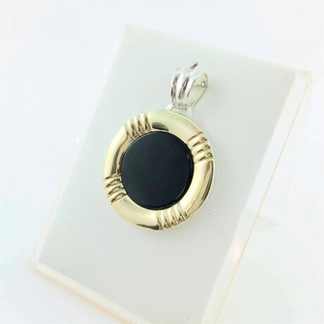 Colgante de plata y double en oro 18 ktes con onix. Colgante de plata y double en oro 18 ktes con onix.