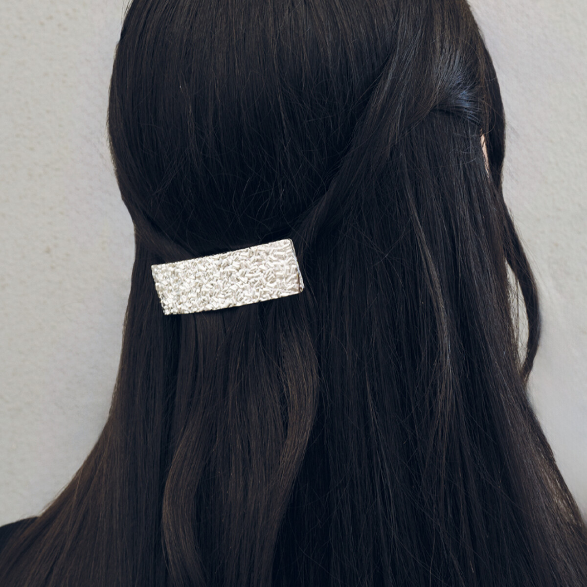 EMMELINE BROCHE C/RELIEVE PLATEADO 