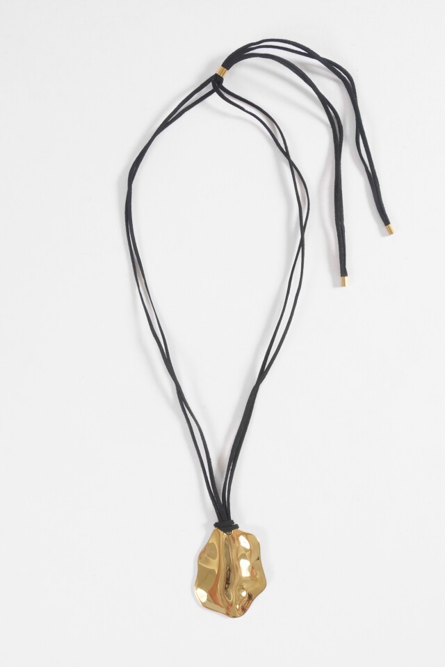 Collar con cordón y dijes de acero dorado