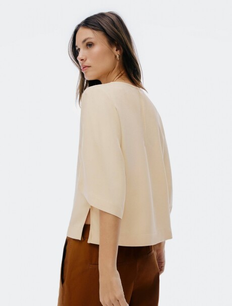 BLUSA CON ESCOTE EN V Y MANGAS 3/4 BEIGE