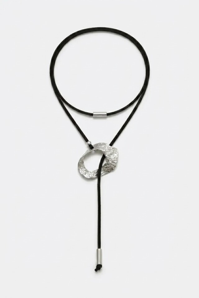 Collar con cordon y dijes de acero plateado