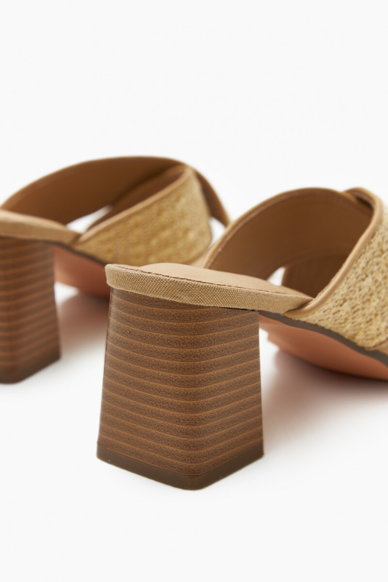 Sandalia cruzada con taco beige