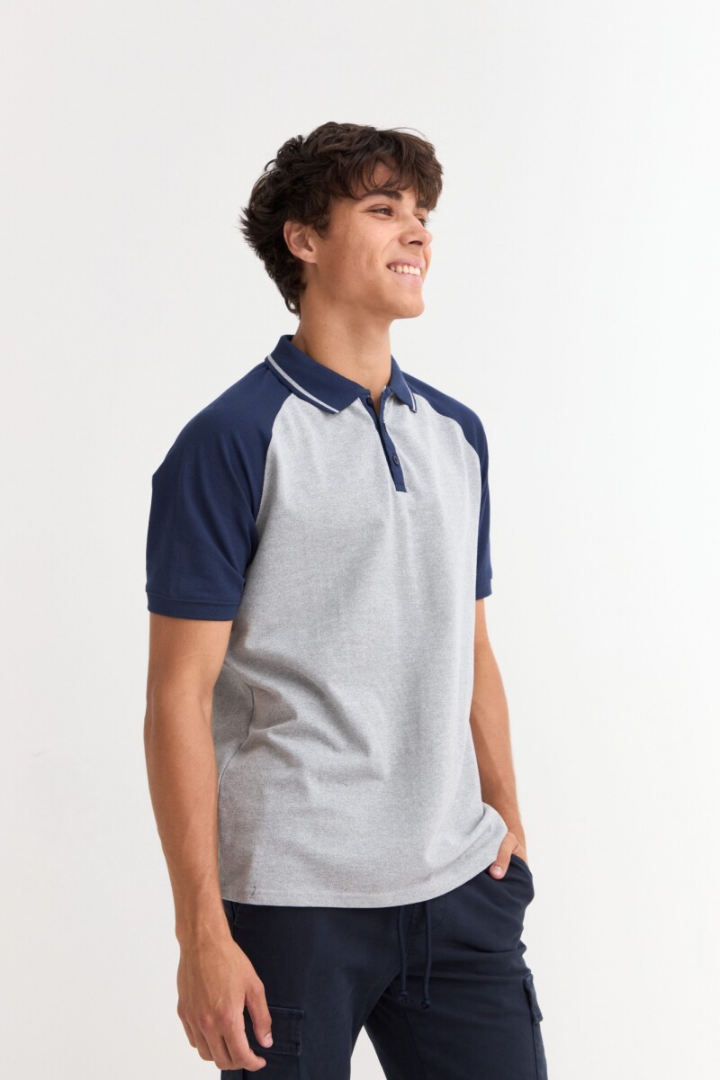 Remera polo manga corta combinada GRIS