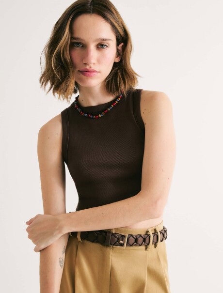 MUSCULOSA CROPPED FEMENINA EN TELA ACANALADA MARRÓN