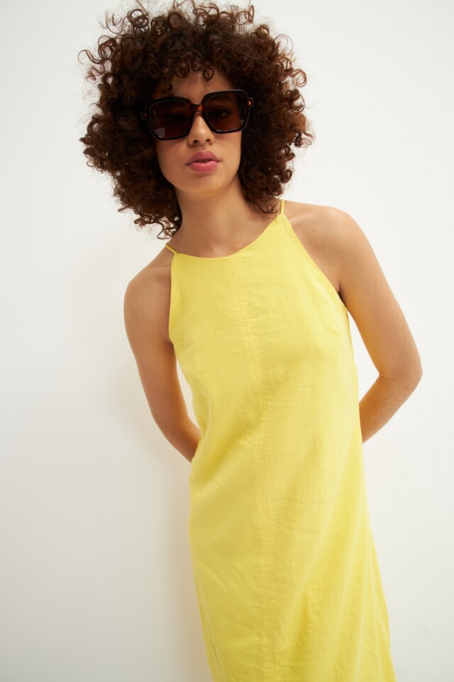 Maxi vestido de lino con tajos en laterales amarillo