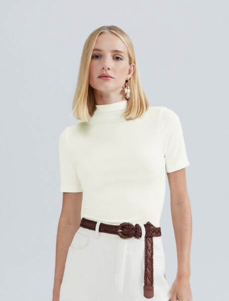 CAMISETA BÁSICA DE CUELLO ALTO CREMA