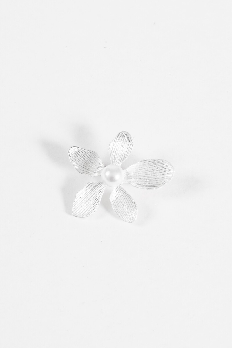 Prendedor flor con perla plateado