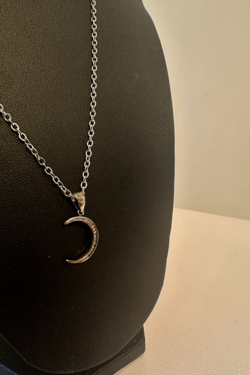 Cadena con dije luna Cadena con dije luna