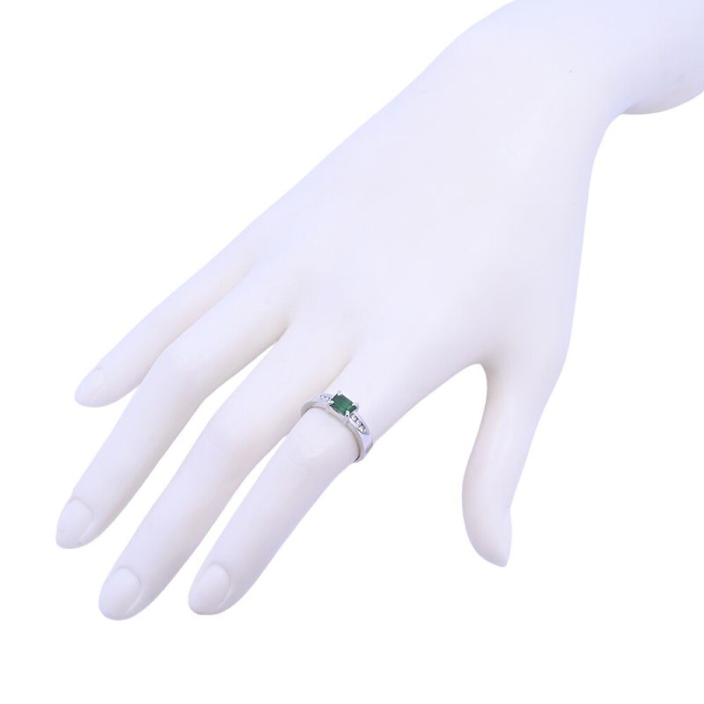 Anillo oro 18 k blanco con esmeralda y 6 brillantes. Anillo oro 18 k blanco con esmeralda y 6 brillantes.
