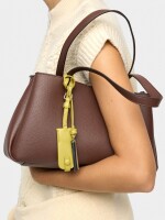 Bolso Tote Liso Con Colgante canela