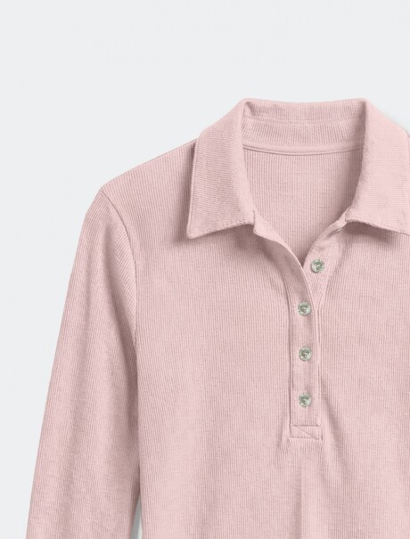 CAMISETA CON CUELLO ROSADO
