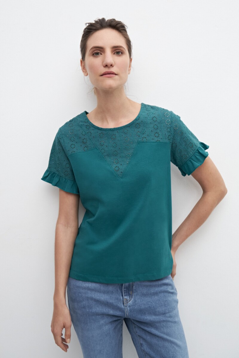 Remera combinada con broderie verde