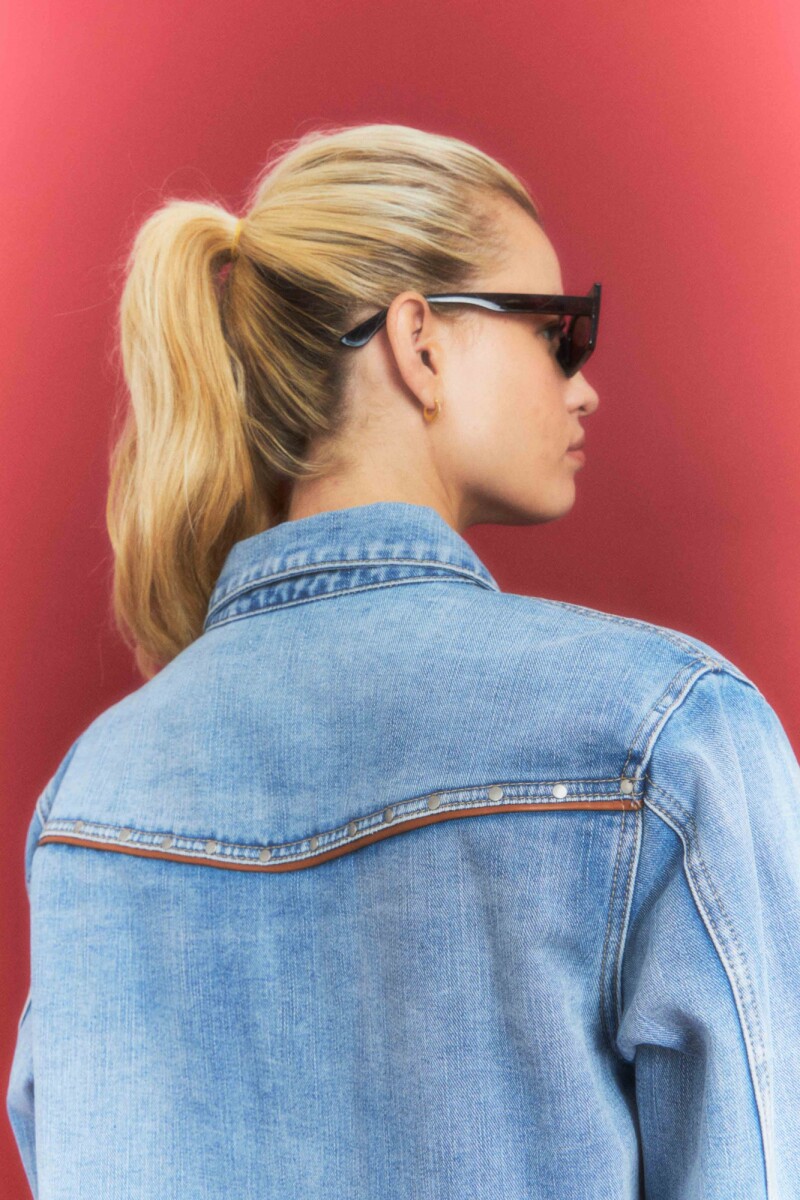 Camisa de jean con tachas jean medio