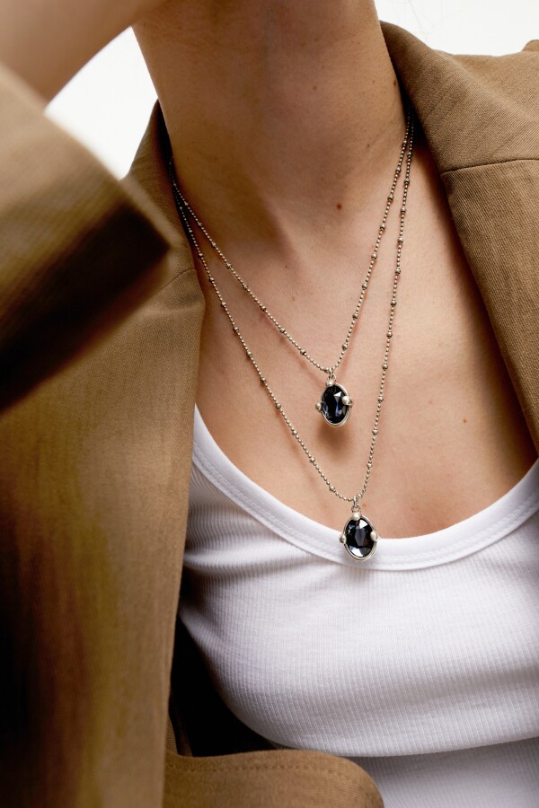 COLLAR DOBLE DE ALEACIÓN DE METALES BAÑADO EN PLATA DE LEY Y 2 CRISTALES FACETADOS PEQUEÑOS Colgante