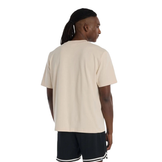 Remera New Balance Hoops Player - Beige Remera New Balance Hoops Player - Beige