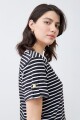 Remera rayada con botón metálico negro