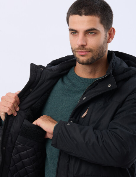 CAMPERA CON CAPUCHA DESMONTABLE Negro