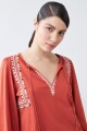 Remera boho con bordados lacre