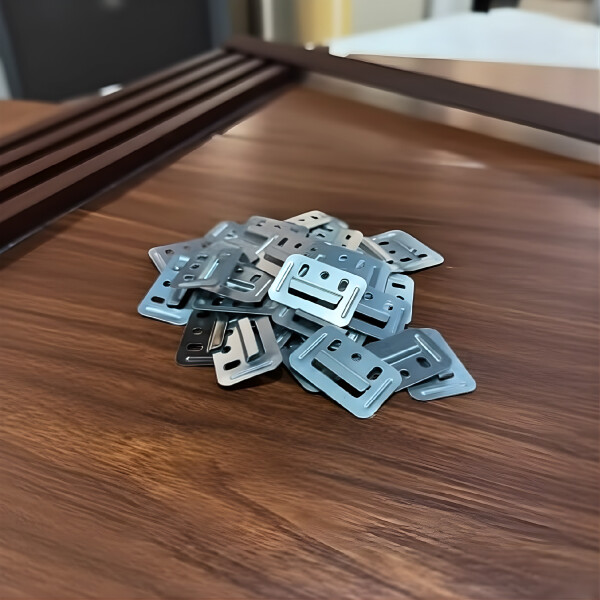 Clip De Fijación Panel Revestimiento Wpc Chapita X 100 uni Color Plateado