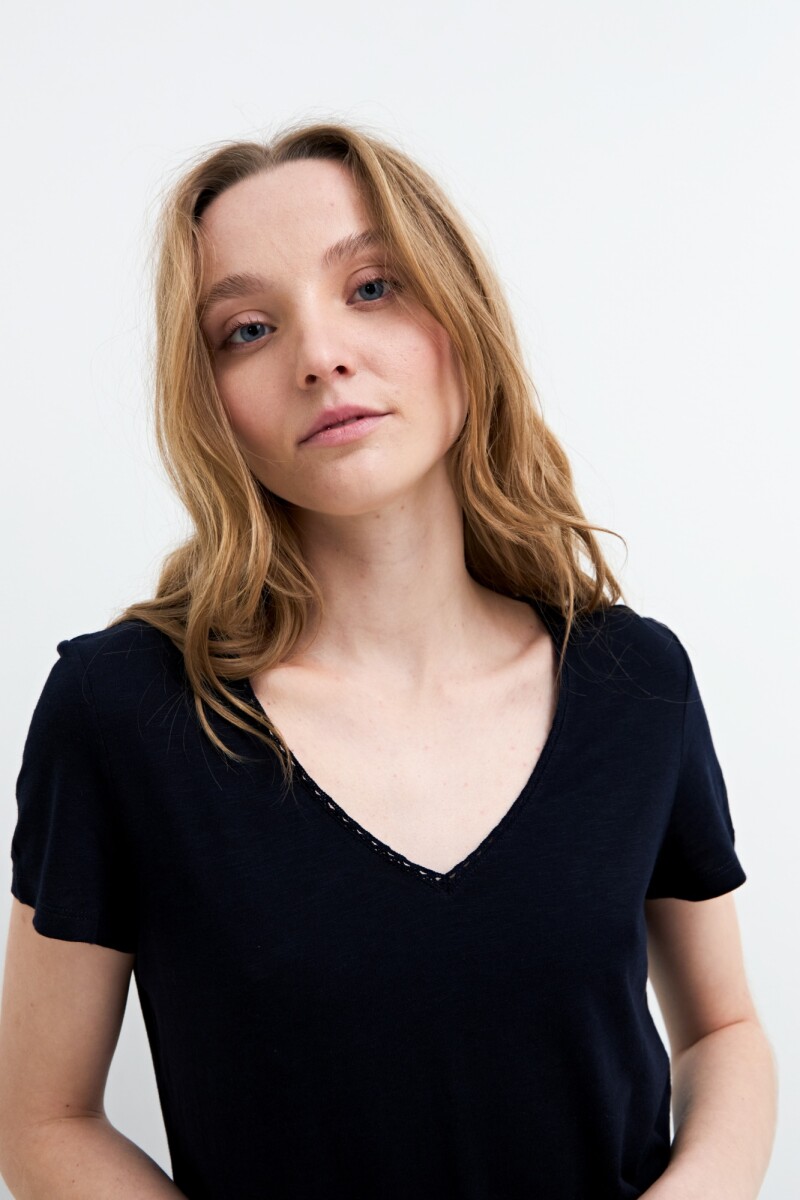 Remera m/c con broderie en cuello AZUL