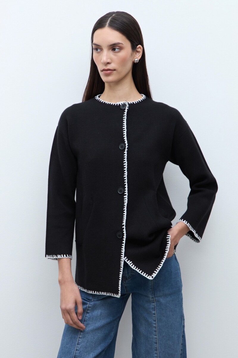 Sacón bordado en contraste negro