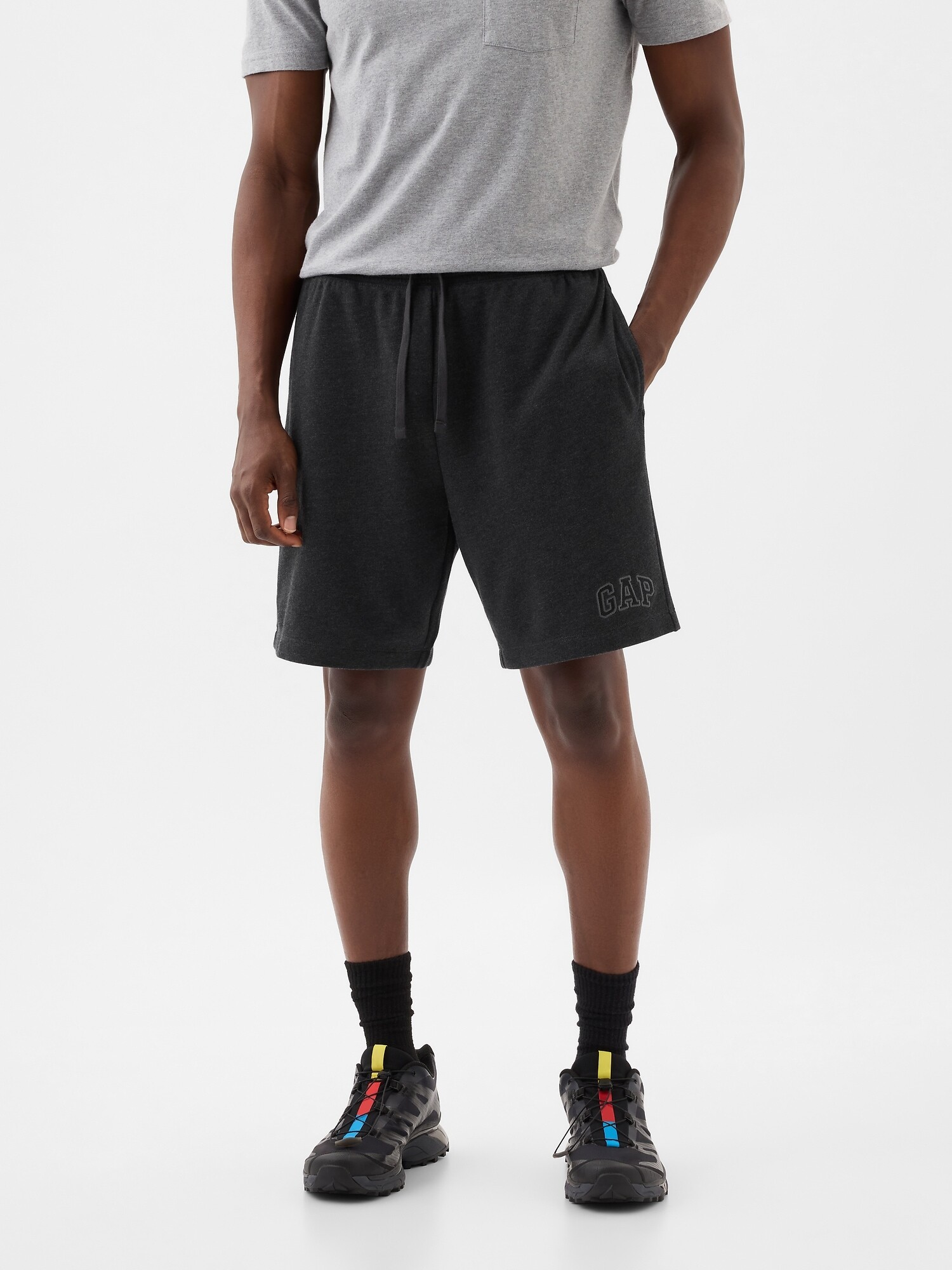 Short Deportivo Sin Felpa Logo Gap Hombre B85 Charcoal Hthr Grey GAP Uruguay