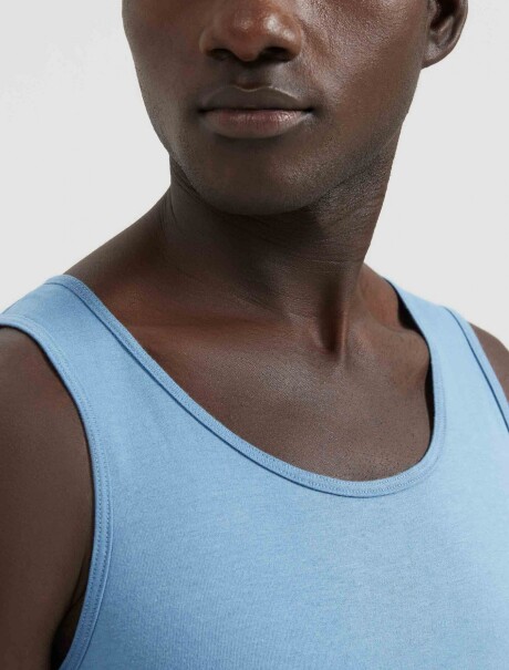 MUSCULOSA BÁSICA MASCULINA MODELO SLIM CELESTE