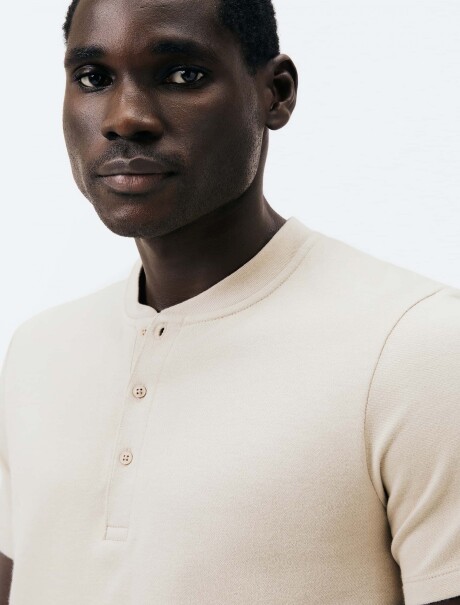 CAMISETA DE CUELLO CON TEXTURA BEIGE