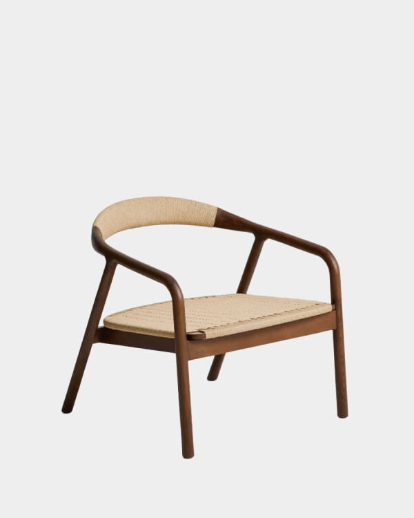 Butaca Derile de madera maciza de roble acabado nogal y cuerda de papel beige Butaca Derile de madera maciza de roble acabado nogal y cuerda de papel beige