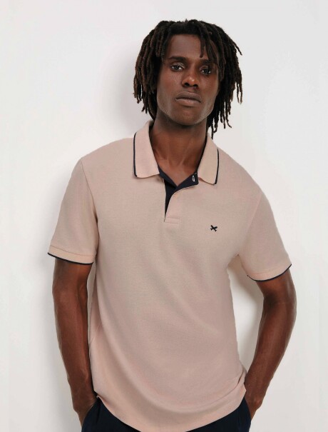 CAMISETA DE CUELLO CON BORDADO ROSA