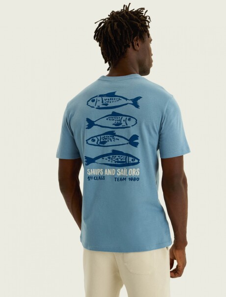 CAMISETA ESTAMPADA MODELO REGULAR CELESTE