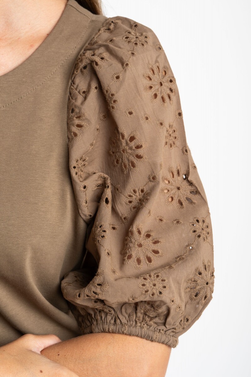 Remera Manga Globo Broderie Oliva