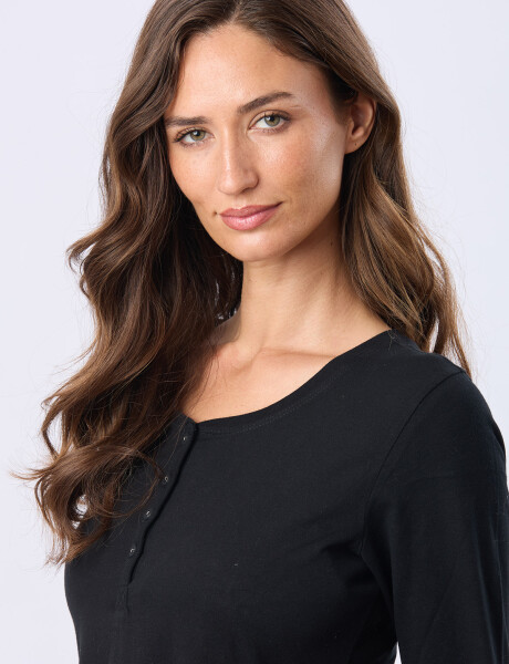 REMERA CON BOTONES Negro