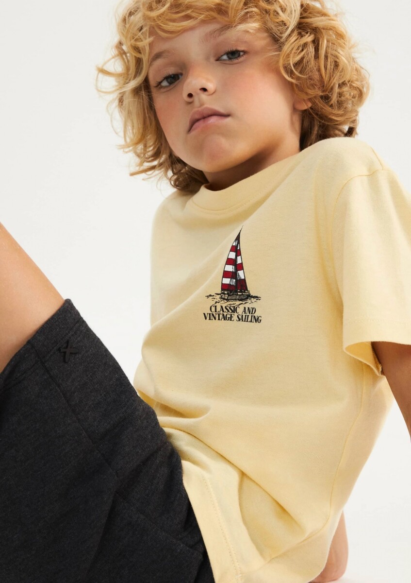 CAMISETA INFANTIL CON ESTAMPA - AMARILLO 