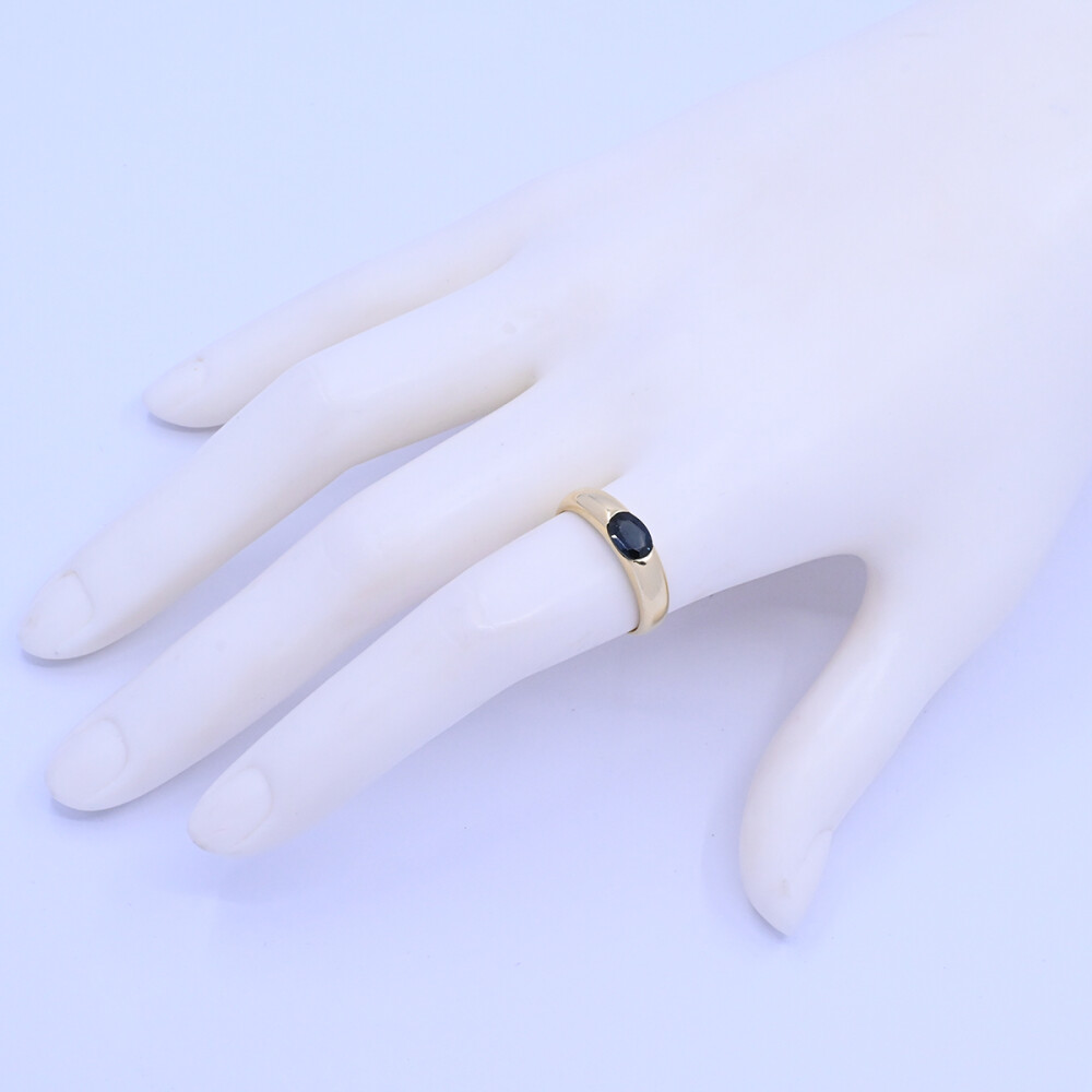 Anillo oro 18k y zafiro oval. Anillo oro 18k y zafiro oval.