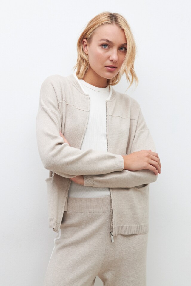 Bomber tejida con bolsillos beige melange