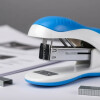 Kit Engrapadora + Quitagrampas + Grampas 24/6 AZUL
