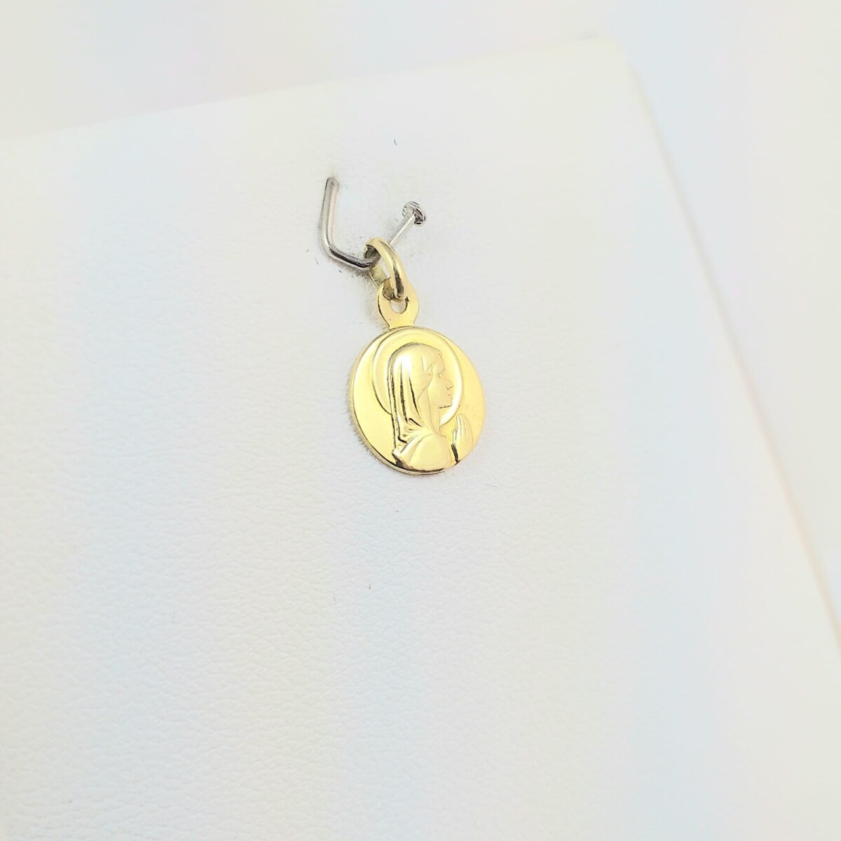 Medalla religiosa de oro 18Ktes, Virgen Niña con manto, diámetro 10mm. 