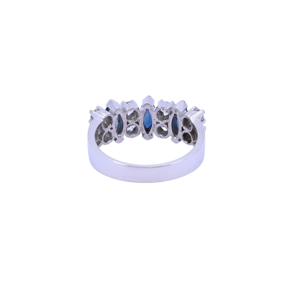 Anillo oro 18k blanco con zafiros navette y brillantes. Anillo oro 18k blanco con zafiros navette y brillantes.