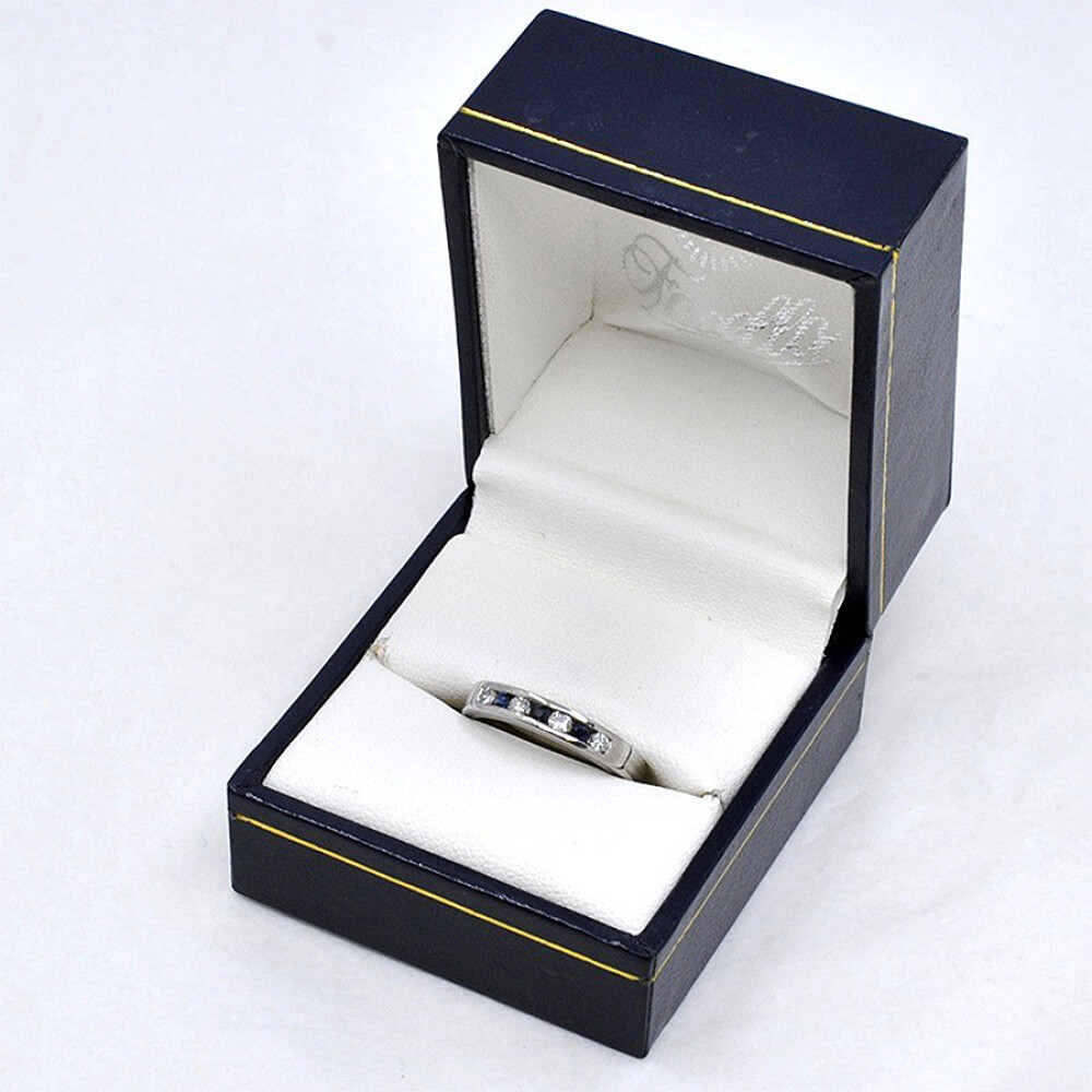 Anillo Medio Sin Fin En Oro Blanco, Brillantes Y Zafiros Anillo Medio Sin Fin En Oro Blanco, Brillantes Y Zafiros