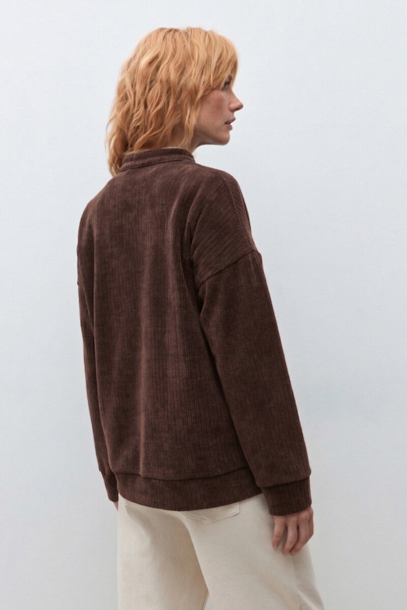 Sweater acanalado con cierre chocolate