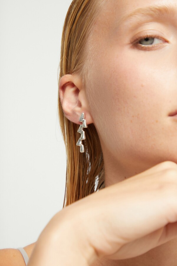 PENDIENTES DE ALEACIÓN DE METALES BAÑADO EN PLATA DE LEY Pendiente