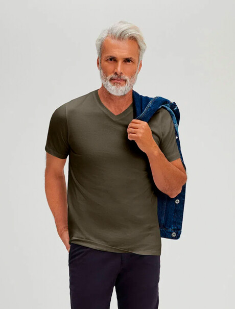 CAMISETA BÁSICA WORLD CUELLO EN V VERDE MUSGO