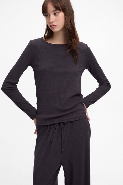 Remera Ágata Gris Oscuro