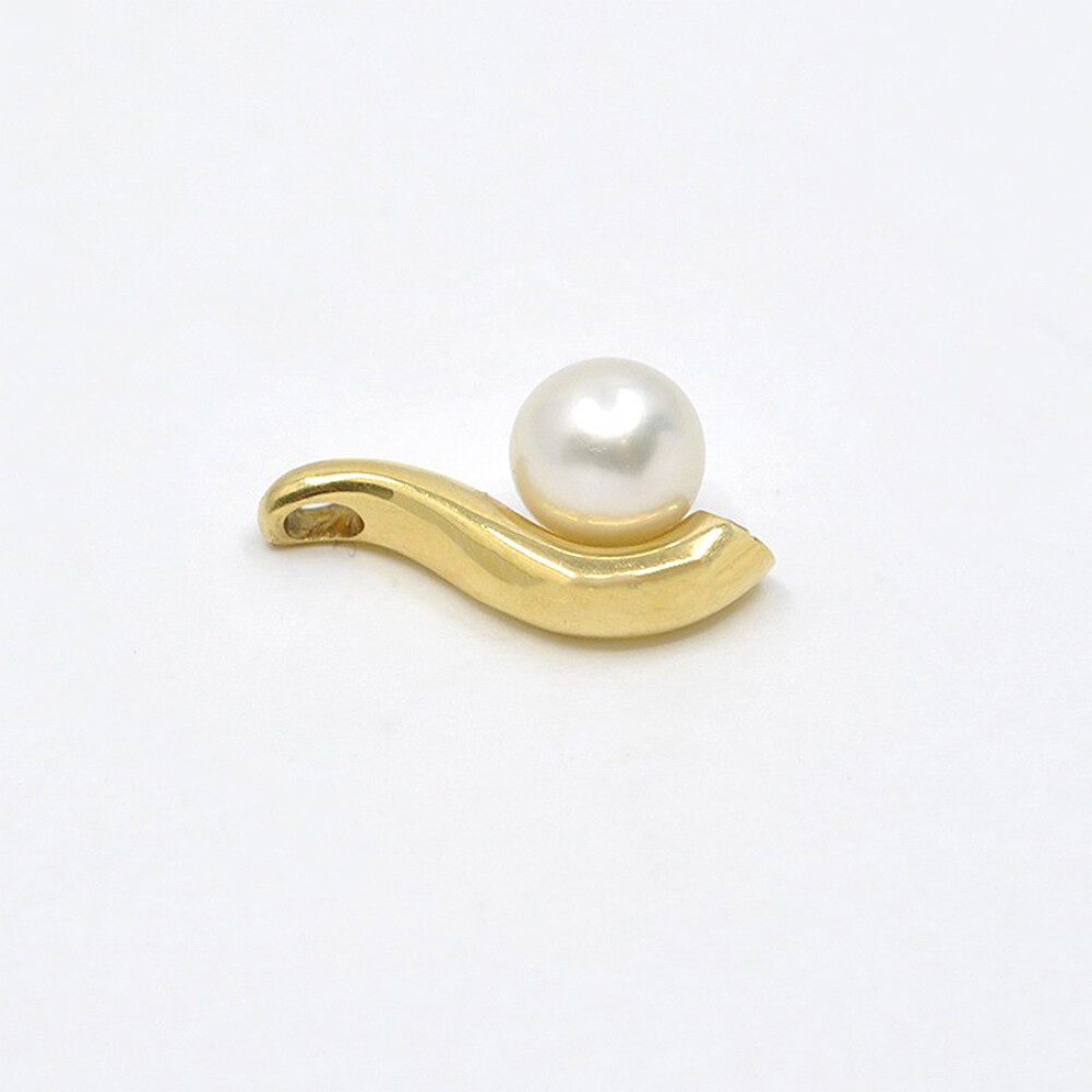 Dije en oro 18k con brillante y perla Dije en oro 18k con brillante y perla