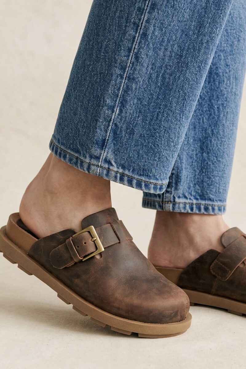 Zueco Cuero Chocolate